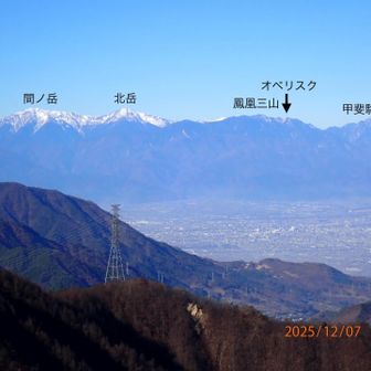 よく見ると鳳凰三山の地蔵岳にあるオベリスクが見えます