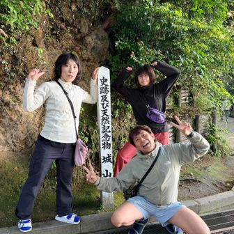 便乗組の3人
向かって左から
こないだ九州に来たばかり、いつも何かを探してるところに親近感を覚えるユーさんに…
こちらもお馴染み、悩んだ末に予定を変更して参加表明してくれた我らがアイドルななちゃん…
そして腹の出っ張りが気になる忘れ物キング、ワタシ
