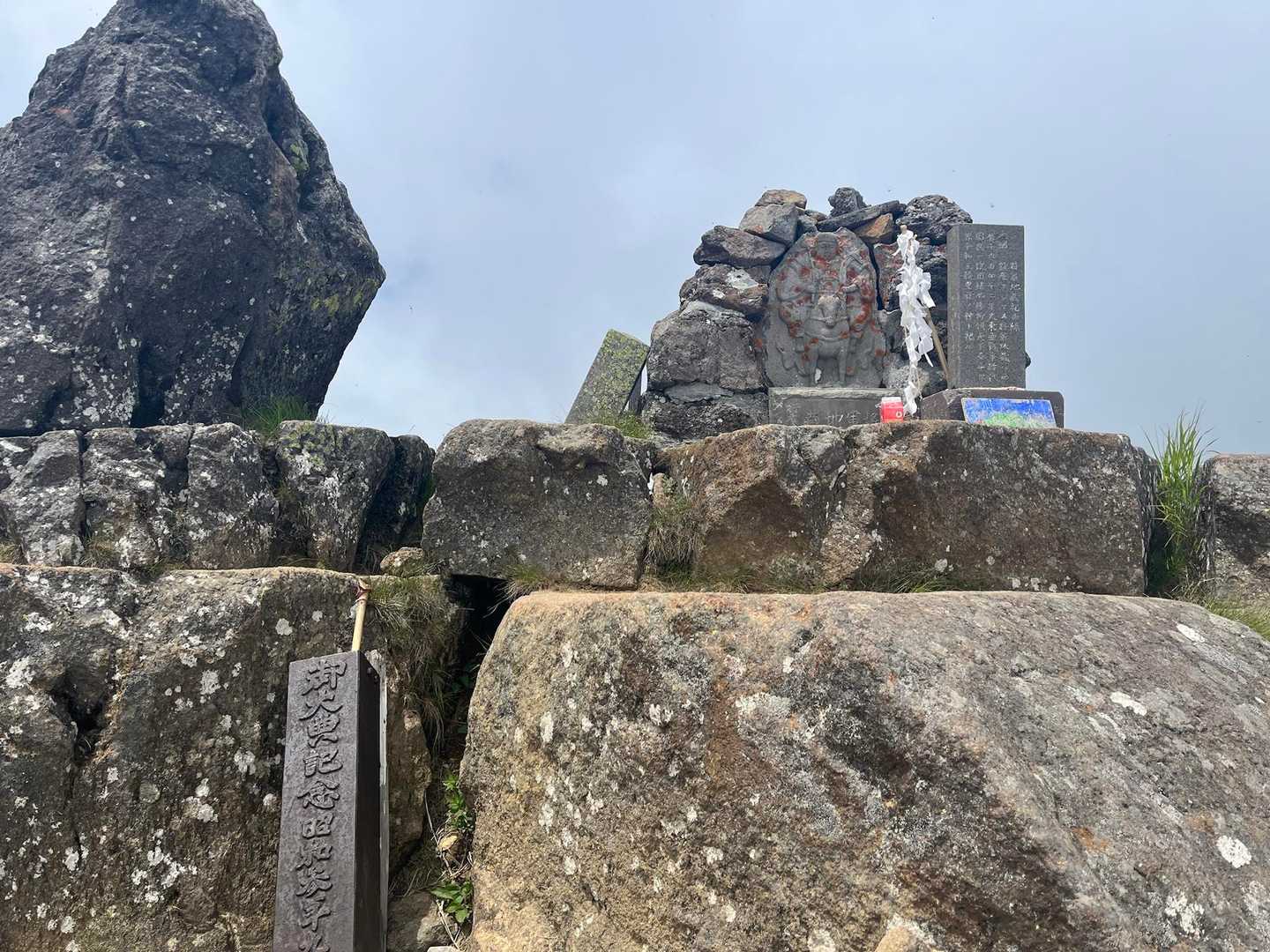 妙高山南峰到着🙌　
妙高大神が祀られています、山頂標は見当たらず…。