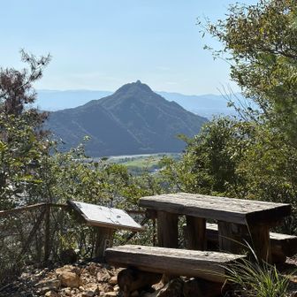 長良川展望台。南西方向に金華山・岐阜城。