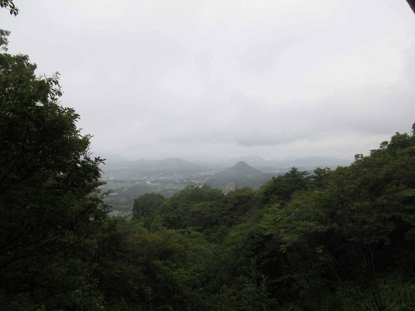 中央に見えるのは堤山（羽床富士）