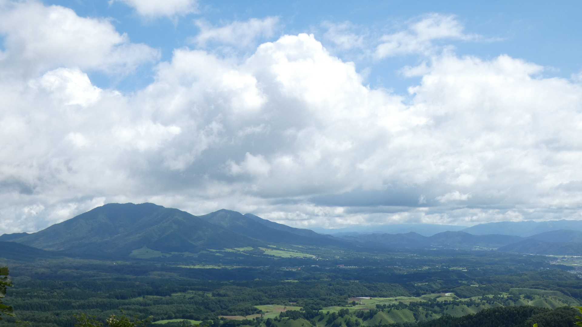 850mラインまで登ると木立が途切れ、蒜山高原の眺めが一気に広がる。