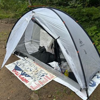 ハイパーライトクロスピーク１、個人輸入にて購入、今回使ってみて、開発者が実証テストを繰り返してブラシュアップした完璧な素晴らしいテントだとわかったが、とにかく高いよ、しばらくの間、3食バンの耳生活だよ