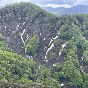 経ヶ岳・法恩寺山 残雪も見えます。
