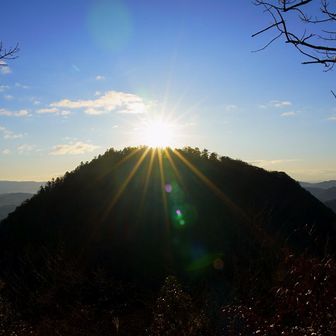 宰相ヶ岳から羽束山を振り返り本日2回目のご来光🌄
