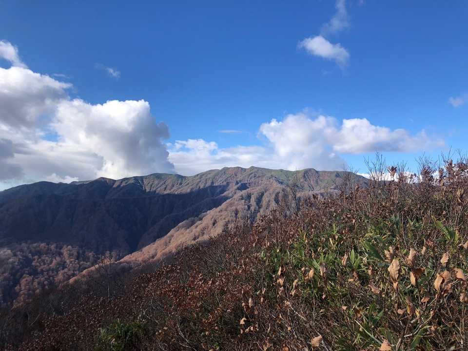 天狗岳から見る向白神岳方面はこんな感じ😆
また違う場所から見ることができて嬉しい。
こうなると白神岳から見るのってどんな感じだっけ？と、また白神岳に行きたくなる。