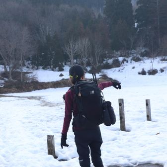 ようやく夏の駐車場に着いた。
雪がなくなりショートカットできないと林道歩きの長いこと。