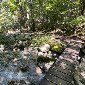 名無避難小屋🛖前の小川を渡る。