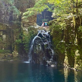 下で待っててもらって撮ってもらった📷
滝の上に立ってるみたい(ちゃんと橋があります)