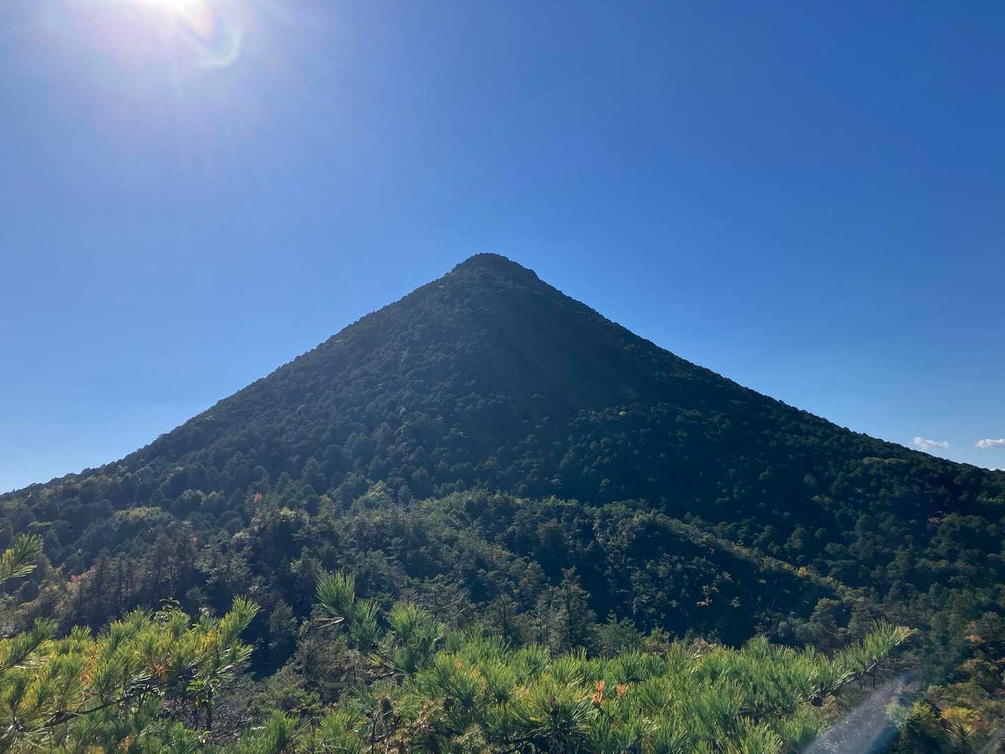 何回も振り返って見る三上山✨