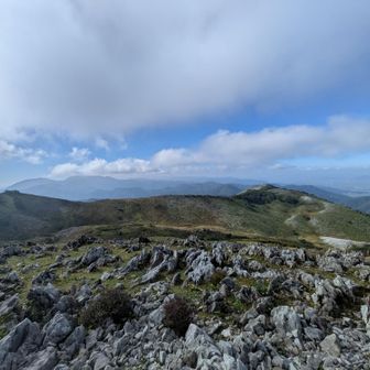 でも、その前に景色🍃
カルスト地形のお山
ちょっこし草紅葉🍁も