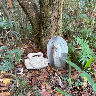 お地蔵さまとカニ🦀？