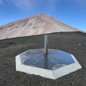 開始から3時間40分、宝永山登頂🗻
なんとか山頂がガスに隠れず見えた✨