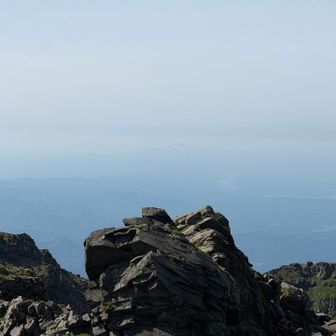 遠くに見える月山