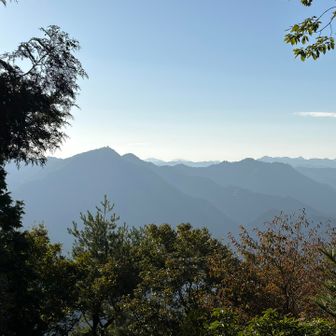 山頂少し下ったところからの景色はいい