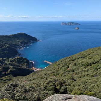 仕方ないので、何とか自力で登る💦
最初の鎖が斜めってて落ちそうで怖いんです😵‍💫

あー怖 怖 😱

……の後のご褒美だ👏👏👏
姫島、三ノ瀬島 が綺麗😍
https://yamap.com/activities/12053925