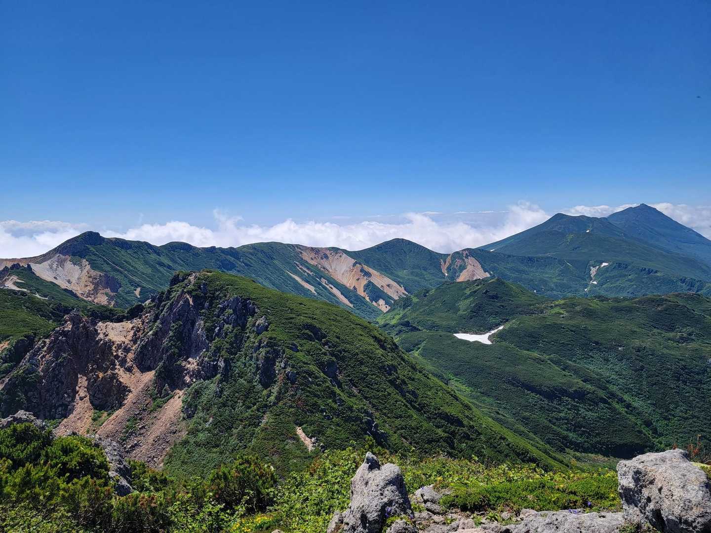 羅臼岳へと延びる稜線

知円別岳、南岳、サシルイ岳、羅臼岳

美しい🤩