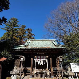 立派な神社にご挨拶。