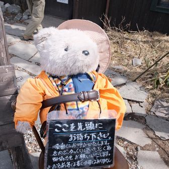 10時直前に着いたけど、
すでに第一陣は店内へ。
第二陣で入店