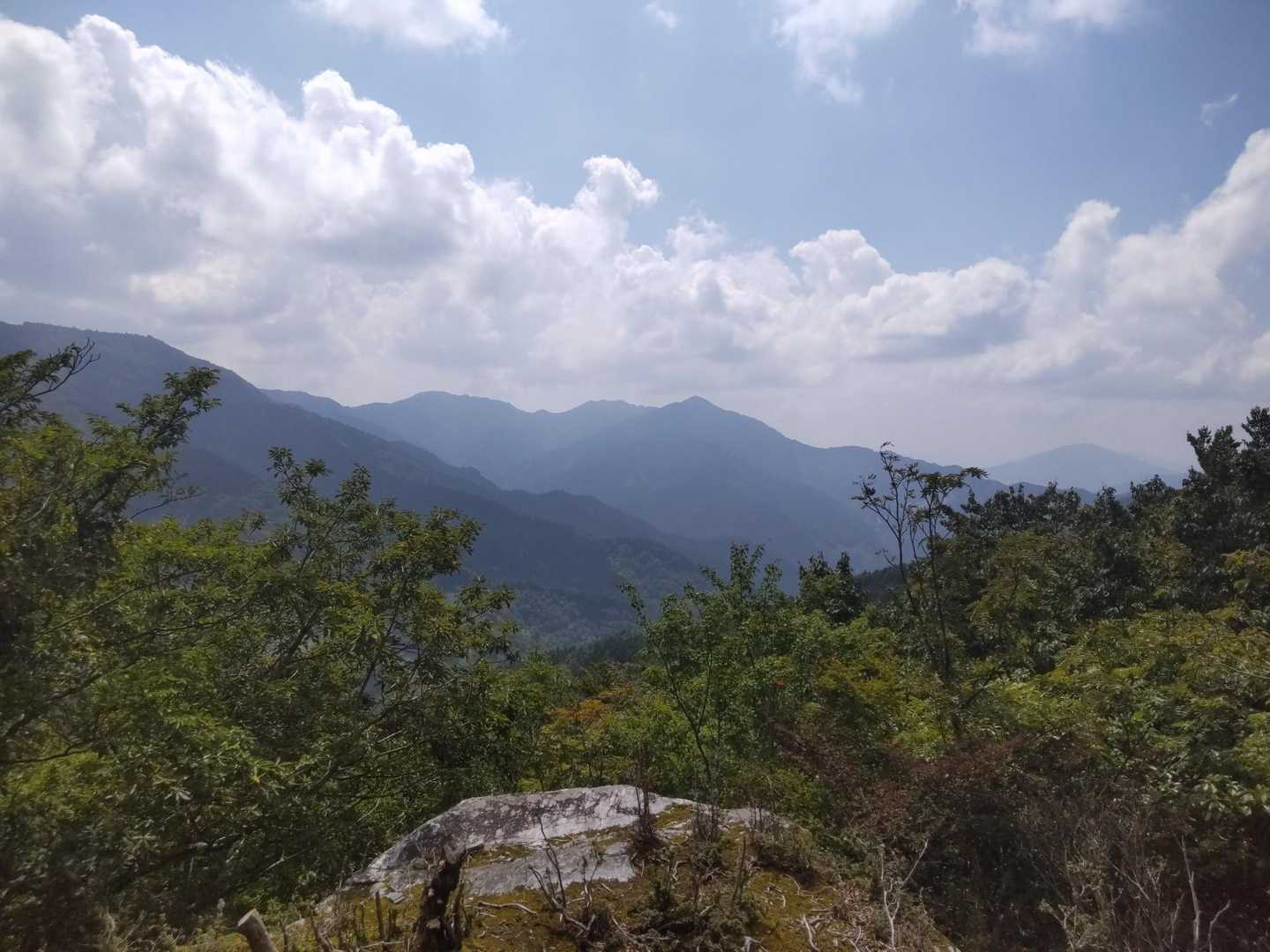 火打山の少し手前に今日のルートで１番(多分😊)眺めのいい岩場がありました✨