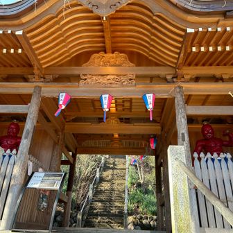 両側に仁王像、豪華な屋根組、彫刻