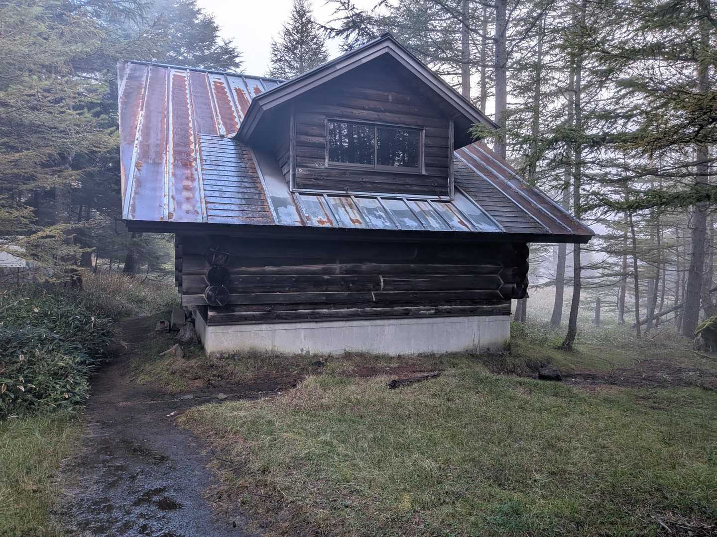 志津峠にある避難小屋
