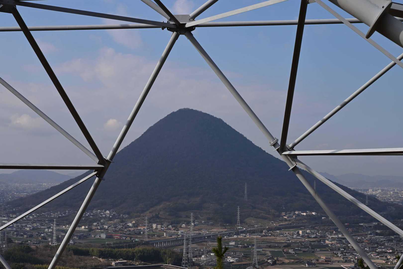 鉄塔ごしに飯野山全景