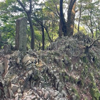 修行の道らしい岩壁
