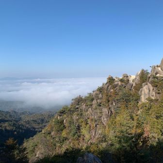 天狗岩、雲海、青空、遠くに比叡山