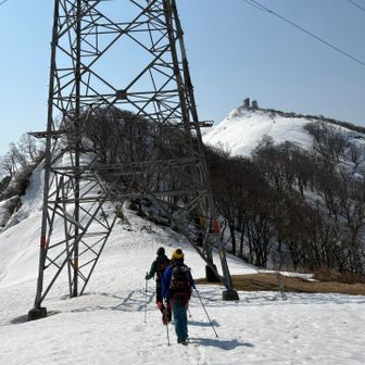 鉄塔の下を潜り抜ける