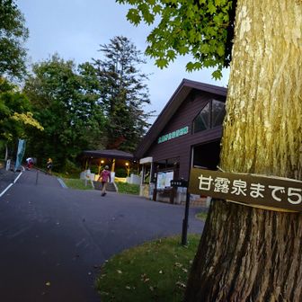 ホテルの方に送っていただいて登山口に到着🚙
ドコモ電波あり、水洗トイレあり🚻