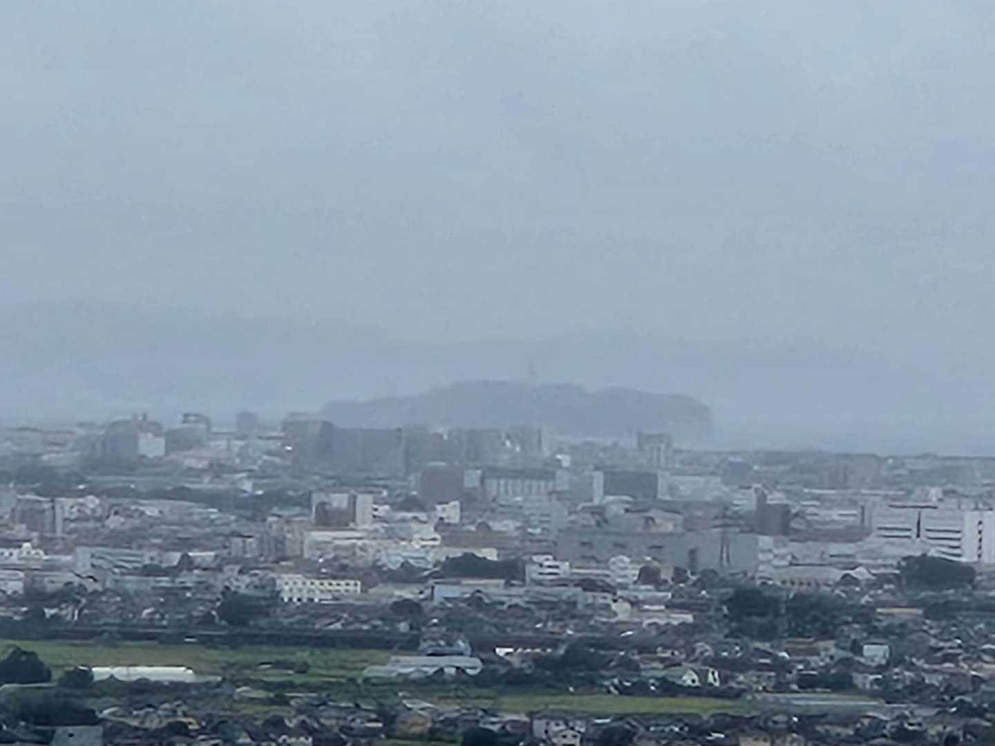 天気は良くないですが、それでも江の島が見えます