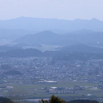 福井市の中心街と足羽山も霞んでいます。