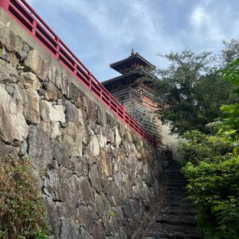急に現れた万里の長城のような建物と石垣