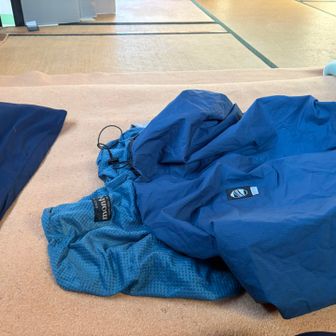 明るいうちに寝床の準備。
蛭ヶ岳山荘の夜は寒いって聞いてたような。
ビバーク時と兼ねて持ってきたシュラフカバー＆インナー毛布で寒さ対策。（寒かったら、余ってる布団使って良いよって言ってくださいました*ˊᵕˋ*）