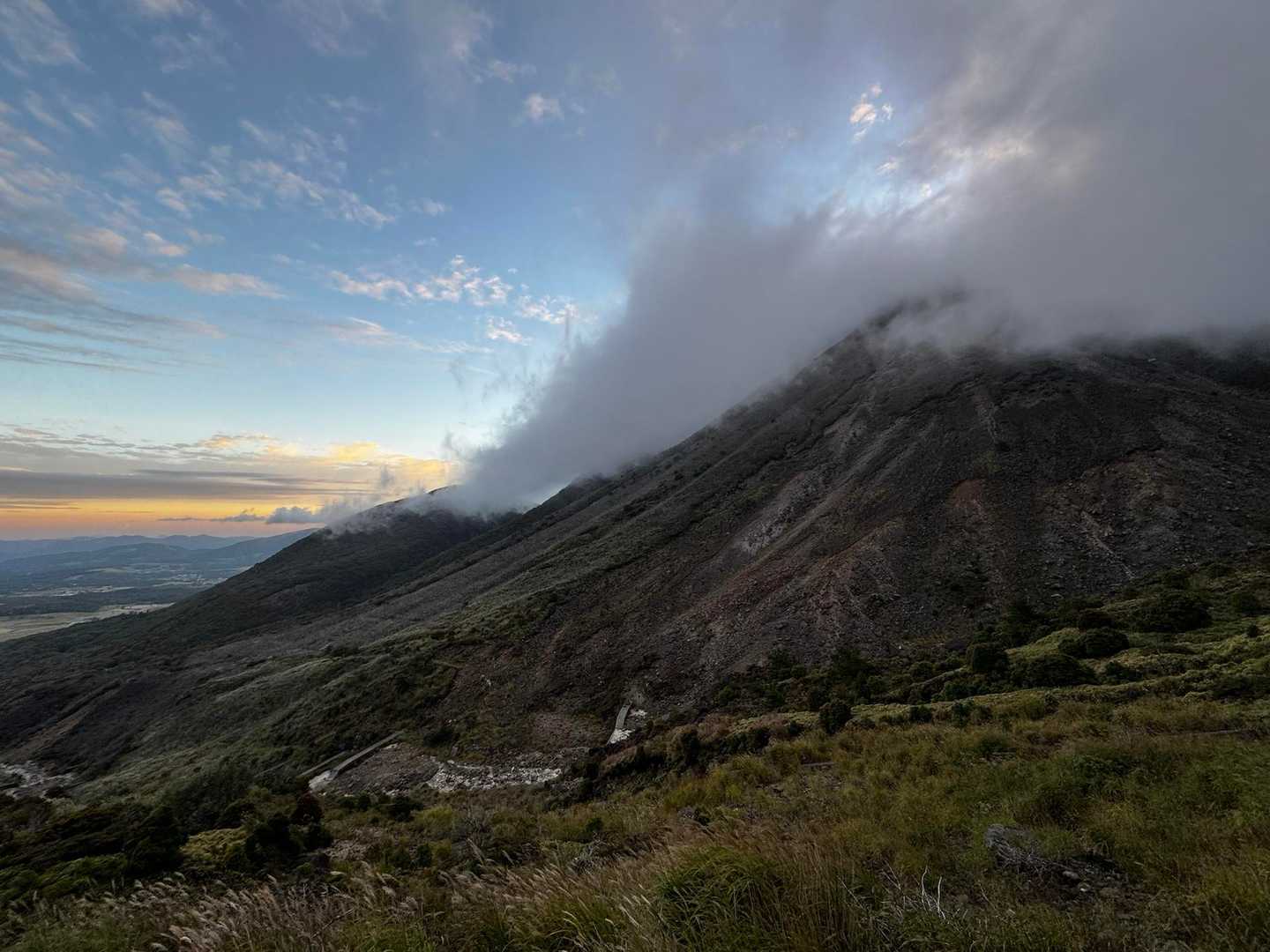 三俣山方面は雲がかかります。左に指山。