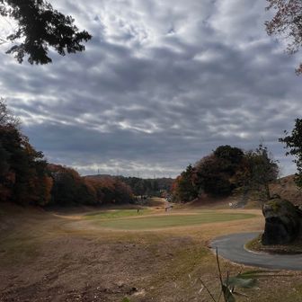 尾根のすぐ隣は四條畷CC。ゴルファーの歓声が聞こえてくる。