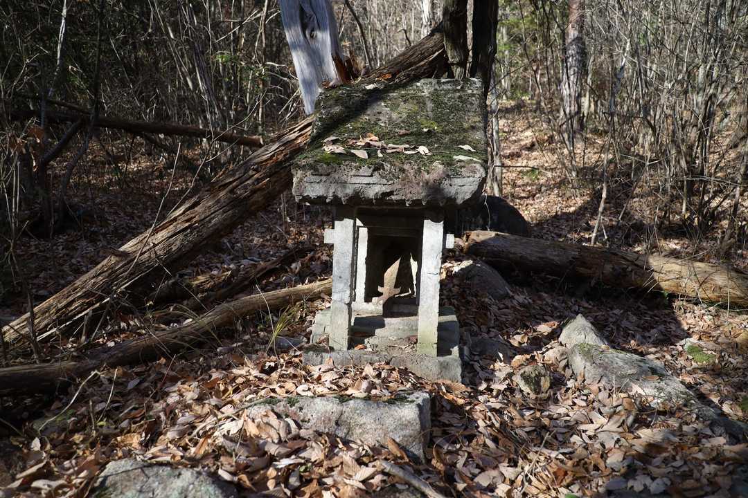 ちょっと中に入ったところに祠。