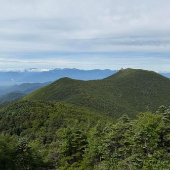 金峰山と奥に南アルプス