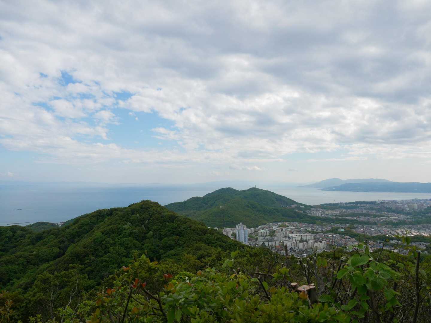 登って来た山々が見えます😍

途中、地元の方が追い越して行かれたと思ったら、先で待ってみえ、「ここに、数日前からスズメバチがいるから、気を付けて！」と声をかけて下さいました。
もしかして、私達を待っていて下さった🤔ご親切に教えて下さりありがとうございました😊