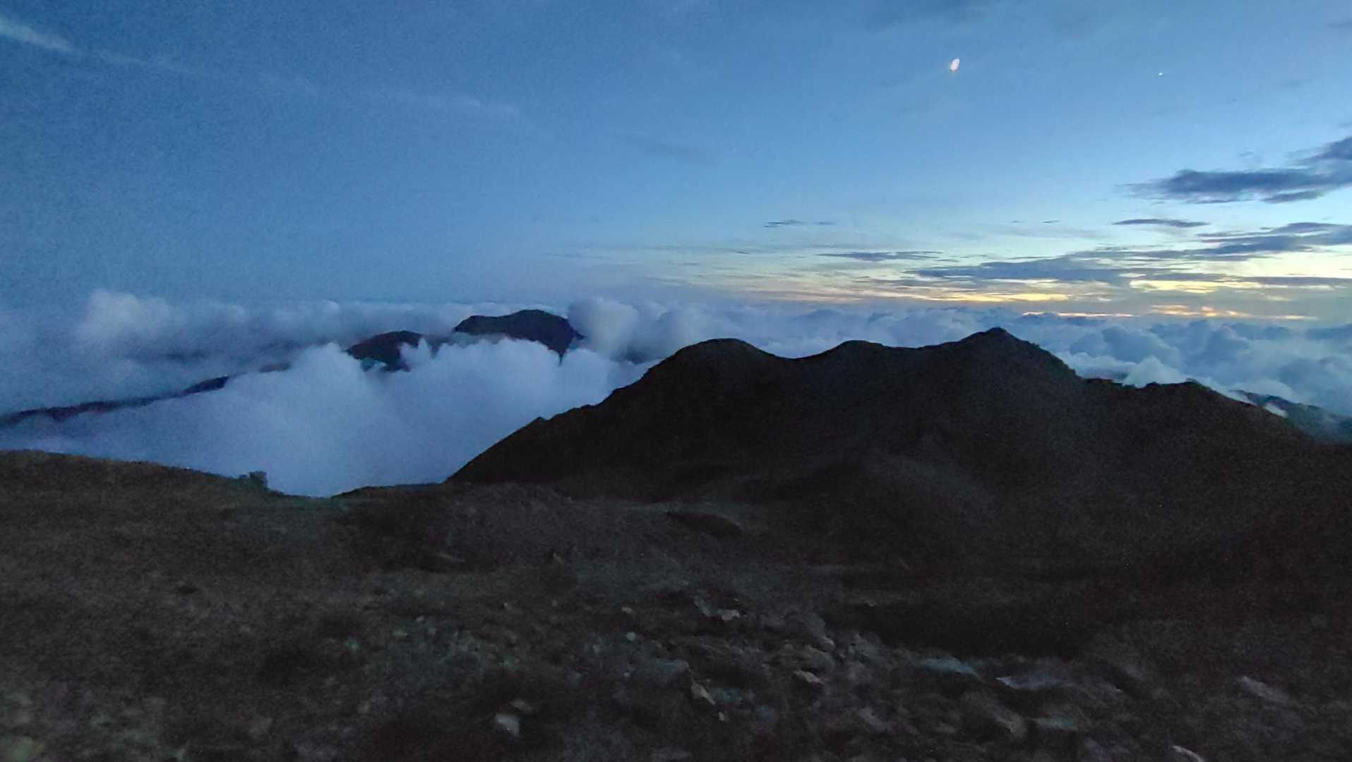 夕方🌙外に出てみた。 明日登る聖岳が雲から頭をだしていた。