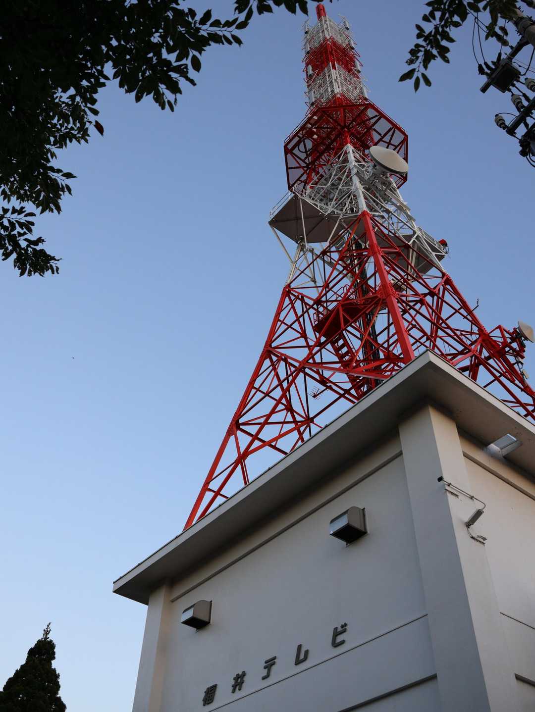福井テレビの電波塔まで来た。
福井って新潟よりテレビチャンネル少ない？
昨日の朝グッドモーニングが見られず困った。夏風邪の依田さんの復活はいつかな？