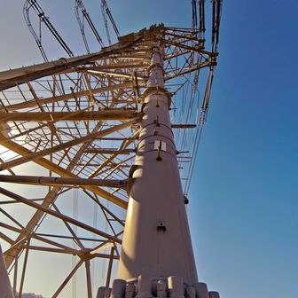 高圧鉄塔
ビリビリとリーク音が聞こえる