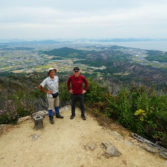 山頂標識は無いけど、
代わりに景色と記念写真。
今日は曇りだけど、
昨日の石鎚山が青空だったから
良いよねぇと何度も言う。笑