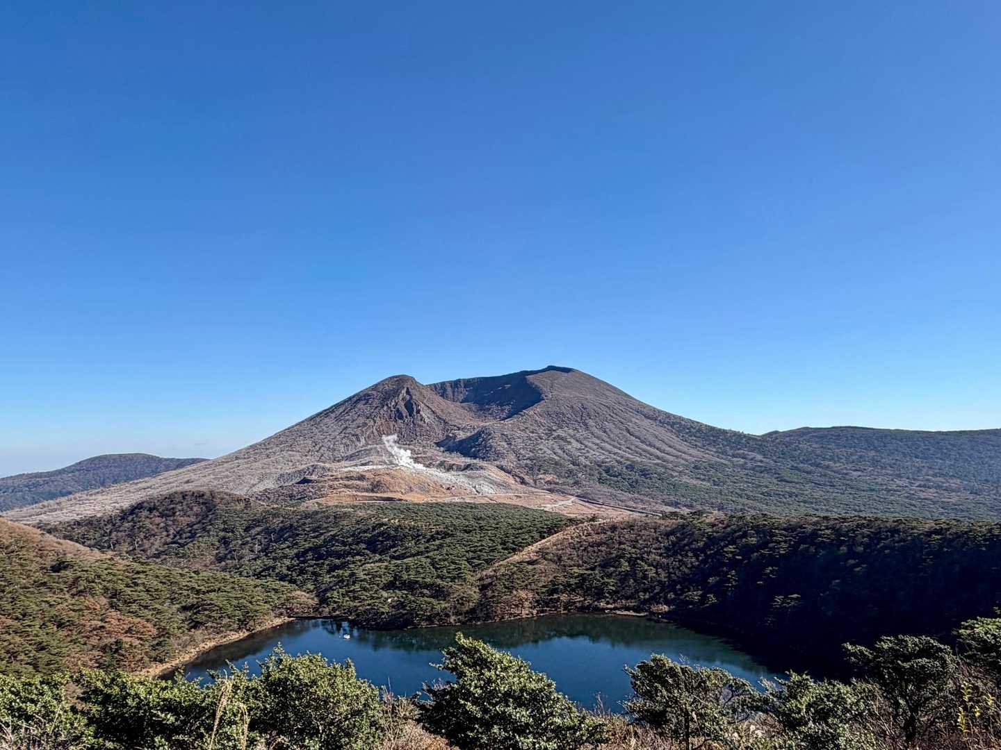 神秘的な水面をめぐる白鳥山往復コースの写真
