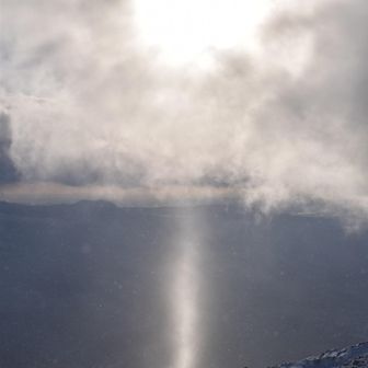 お。サンピラーじゃ。

夕陽までまだ時間もあるし、今は風も凪いでるし、、、と稜線の東側に少しは掘れる雪面が見つかったので掘っては谷側を埋め何とか一張り分の広場を雪盛り整地。明日にかけての強風に備えてしっかり設営 ─── にしてもせっかく山頂でお泊りなのに一向に晴れてくる兆し無し。。今年最後の夕陽は拝めんのかぁ～なんとも残念なことである！