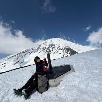 やっと着いたー
ここまで、チェーンスパイクで来たけど、
軽アイゼンに変更してたら、
又攣った『もう、ホント勘弁してー😱』