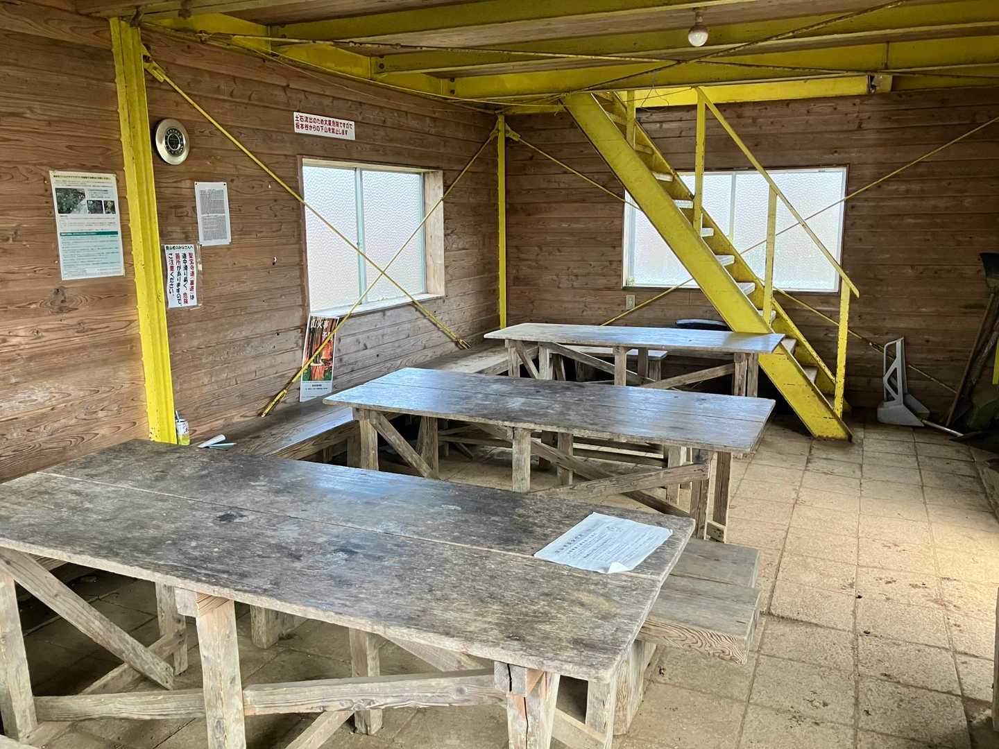 寒いし、小雨だし、山荘避難小屋使わせてもらいました😊
めっちゃありがたい