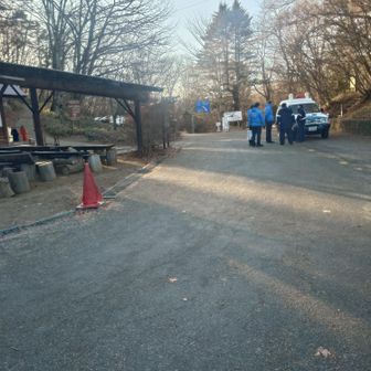 さ、出発！山梨県警山岳救助隊の方々より安全登山の粗品頂きました。