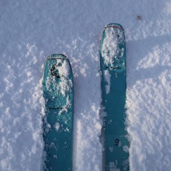 スキーで雪上を歩くのは楽しい✨
雲の上を歩いてるようです